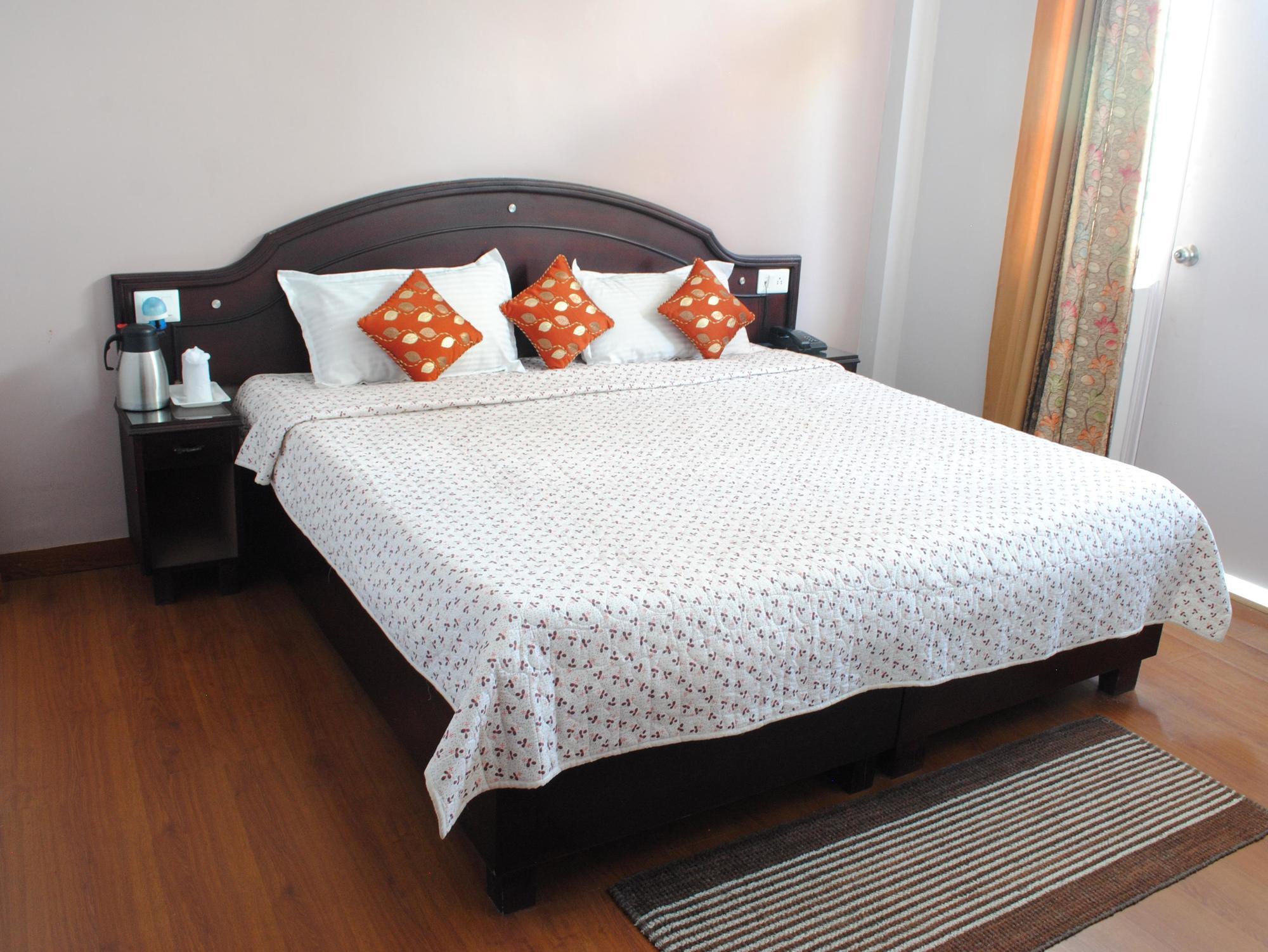 Clarks Inn Binsar Dış mekan fotoğraf